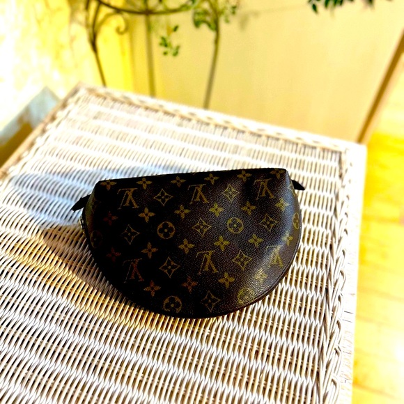 🦁 Louis Vuitton LV Monogram Travel Pouch Bag - Picture 7 of 13